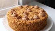 Дарю домашнюю кондитерскую сладость — медовый торт с орехами